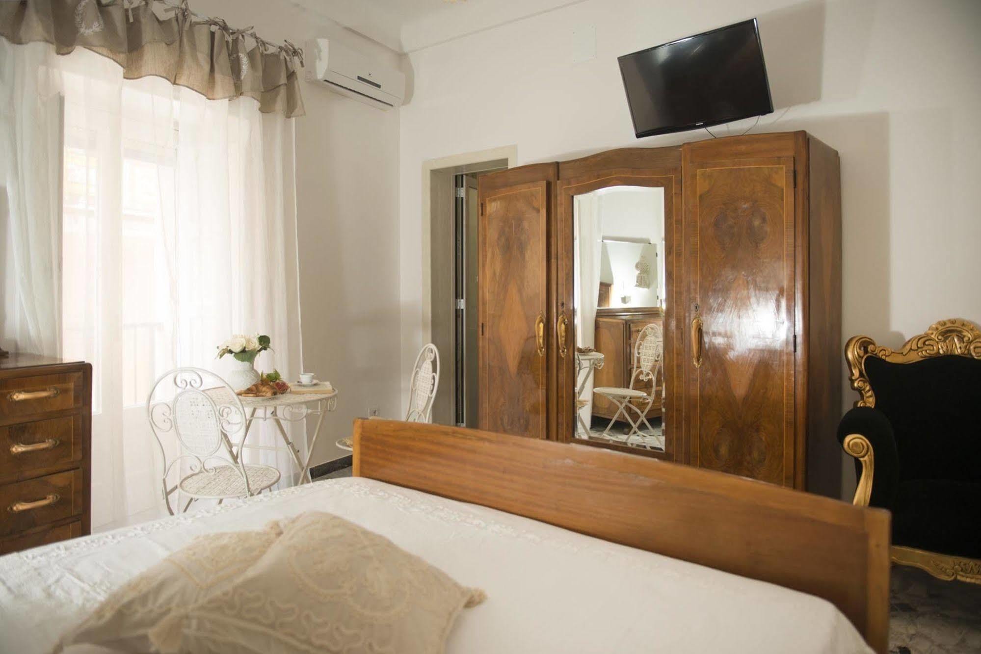 Dimora Cappuccini Guest House Cisternino Buitenkant foto